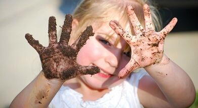 how to attract worms to a child
